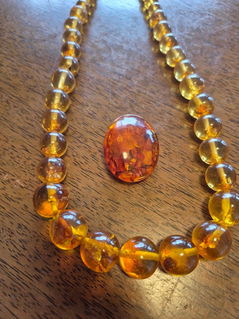 45年前旧制ロシア時代モスクワのデパートで購入琥珀のビーズネックレスとカボション