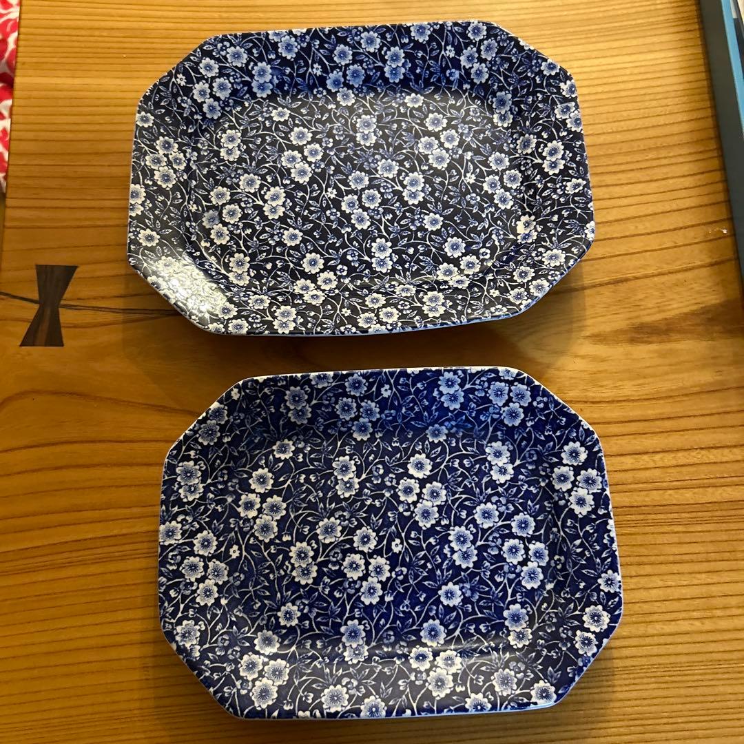 青色と白色の花柄八角形皿2枚セット