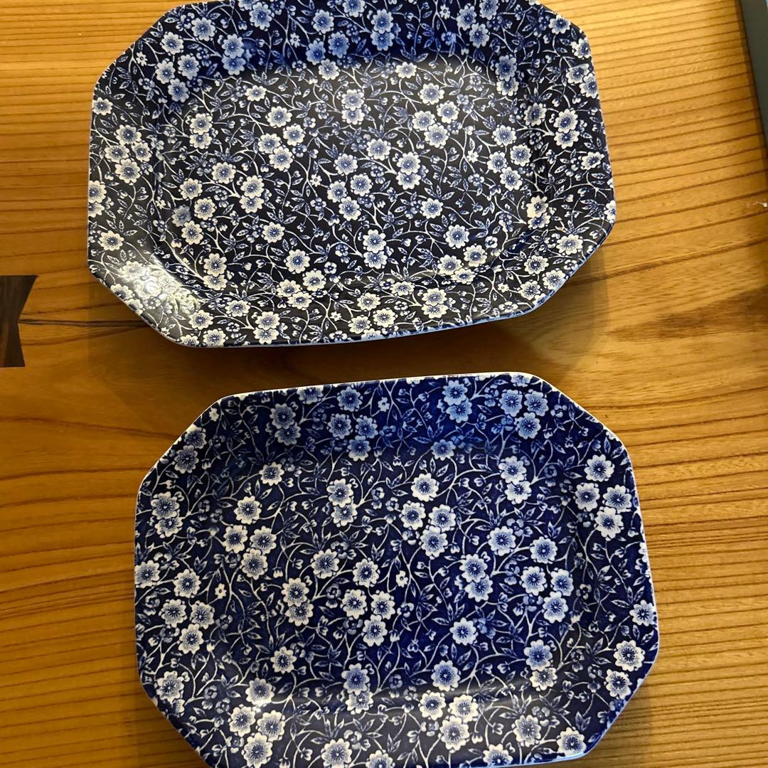 青色と白色の花柄八角形皿2枚セット