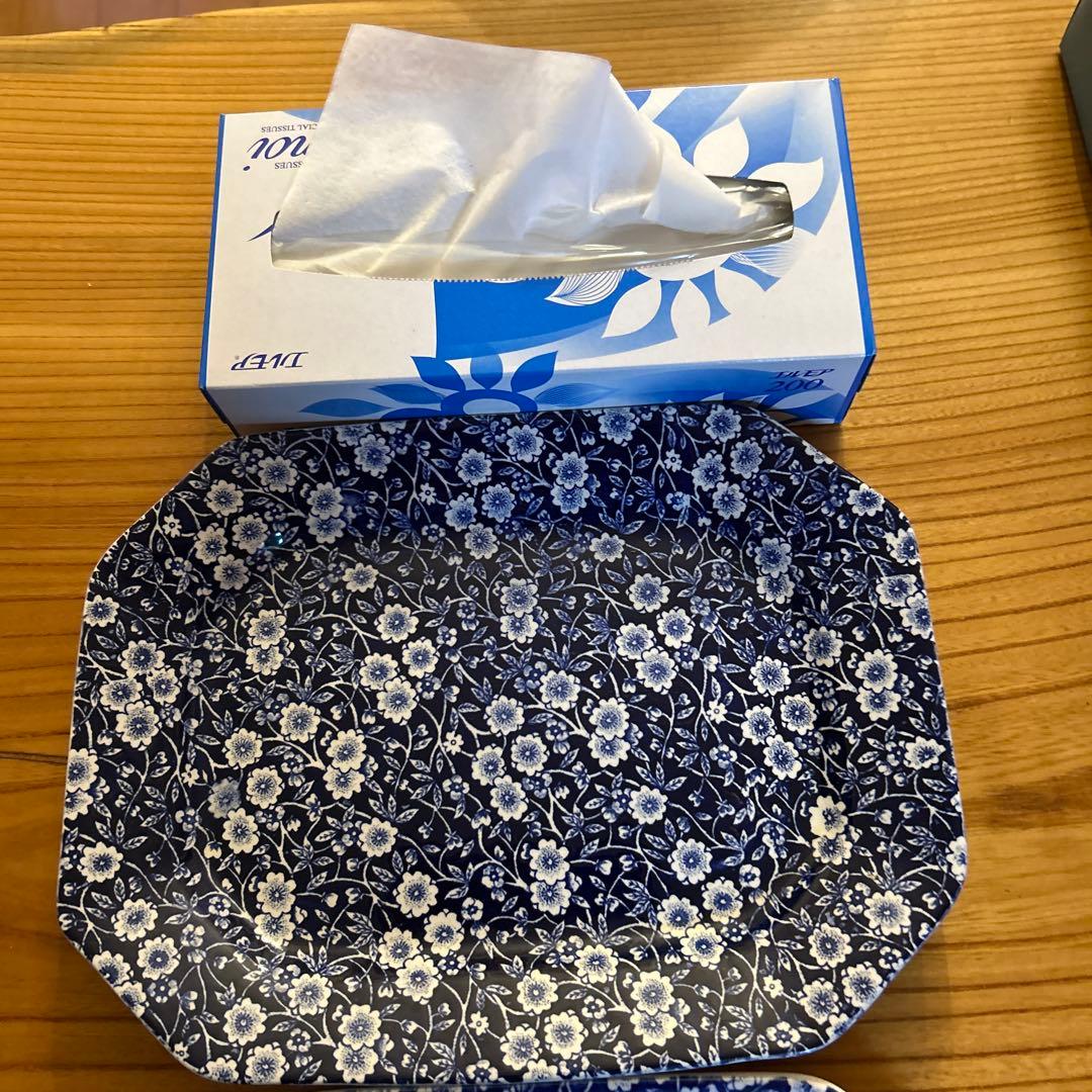 青色と白色の花柄八角形皿2枚セット