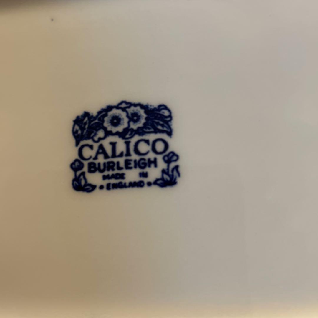 青色と白色の花柄八角形皿2枚セット