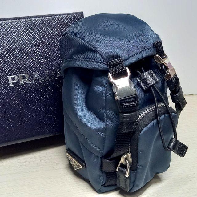 レア 美品 プラダ キーリング キーホルダーキーチャーム リュック 三角プレート