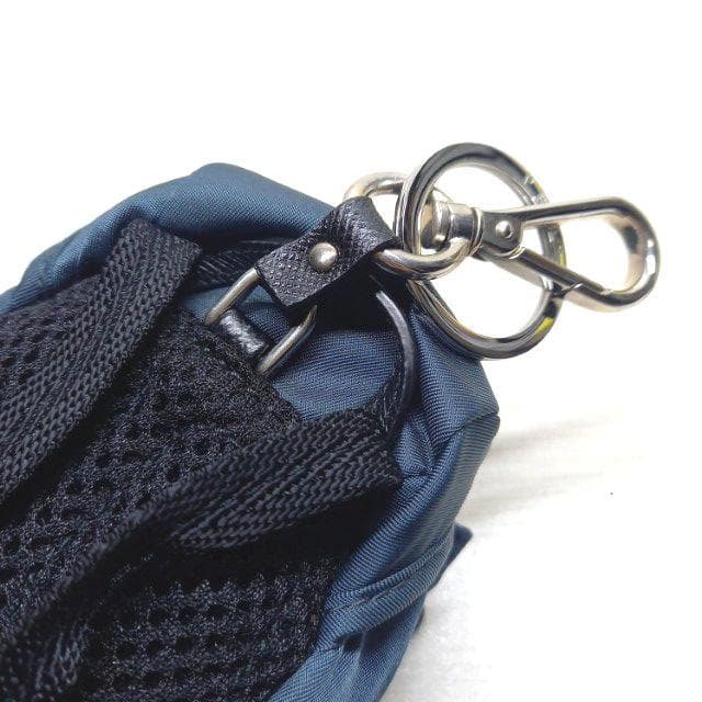 レア 美品 プラダ キーリング キーホルダーキーチャーム リュック 三角プレート