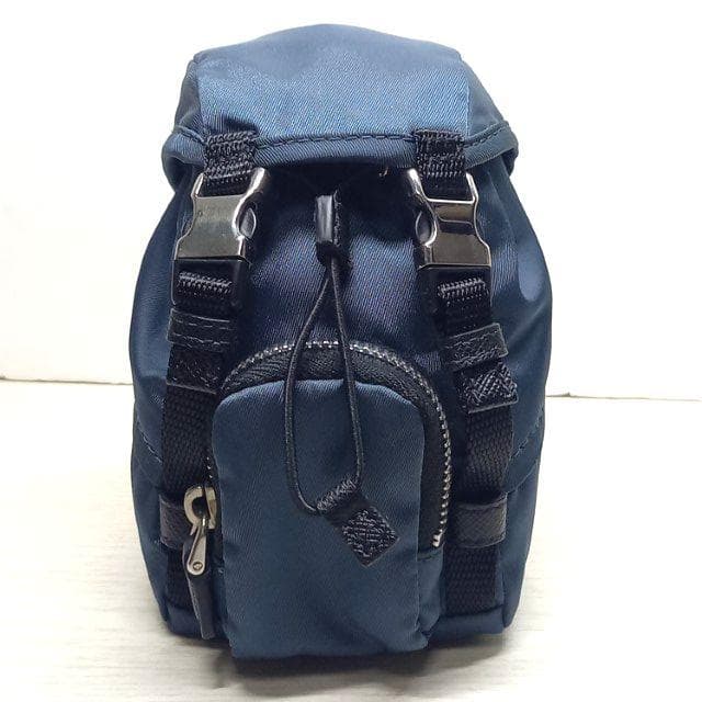 レア 美品 プラダ キーリング キーホルダーキーチャーム リュック 三角プレート