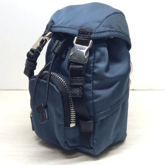 レア 美品 プラダ キーリング キーホルダーキーチャーム リュック 三角プレート