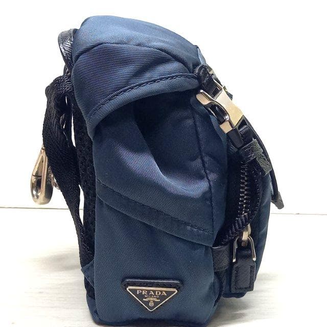 レア 美品 プラダ キーリング キーホルダーキーチャーム リュック 三角プレート