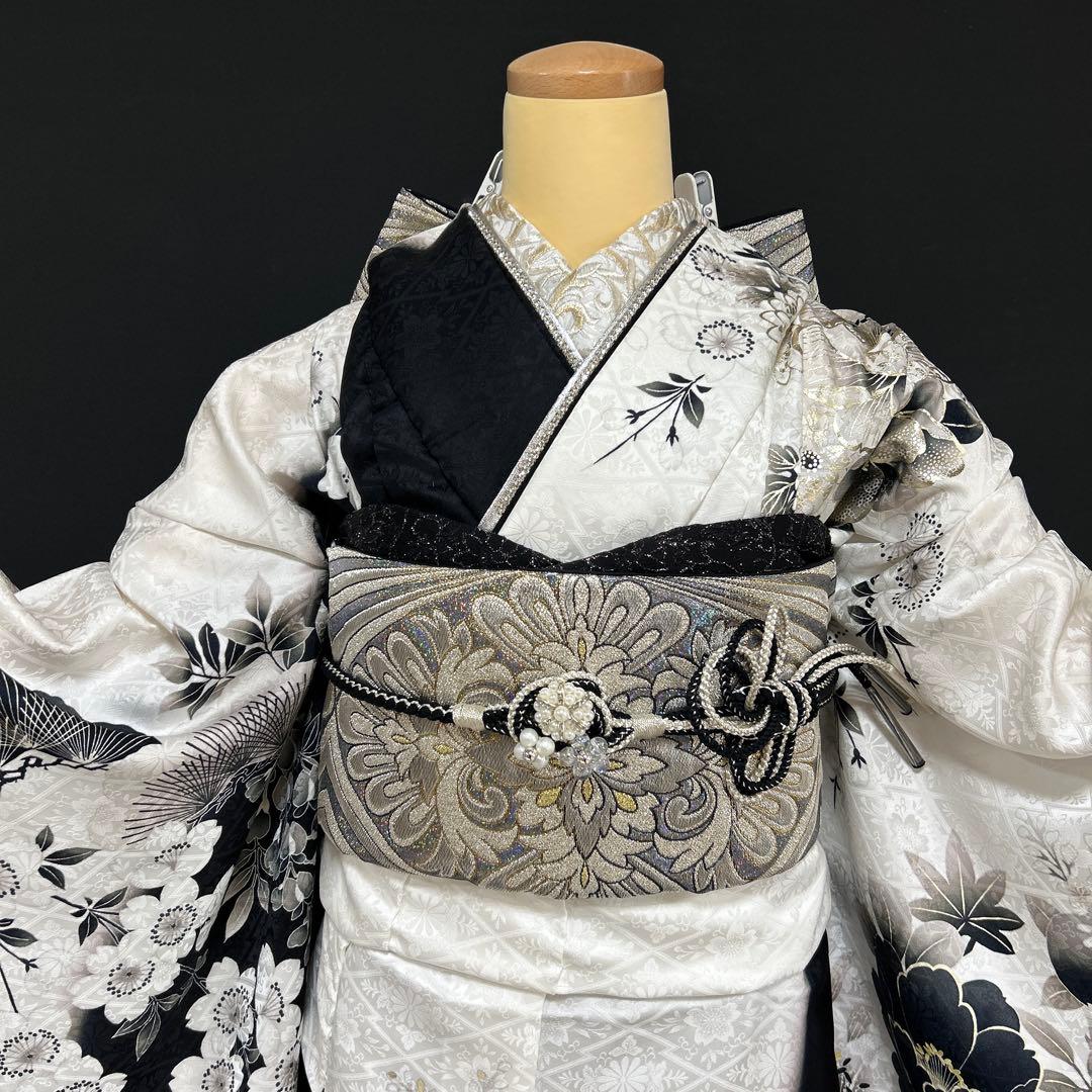 白地に黒　シックな椿や小花の振袖フルセット
