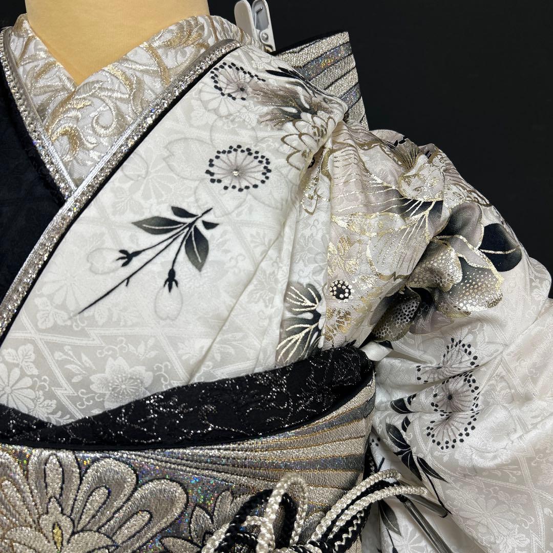 白地に黒　シックな椿や小花の振袖フルセット