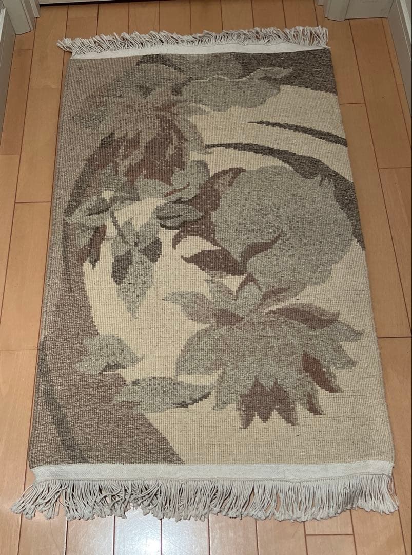 グレー　ベージュ落ち着いた色合い　仏間　段通マット（105✖️60✖️2センチ）