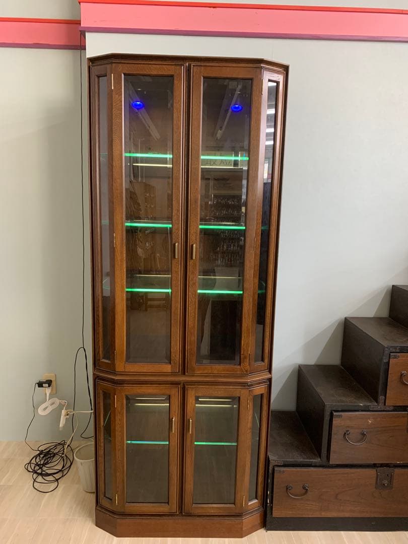 カリモク　LED照明付きブラウンキャビネット