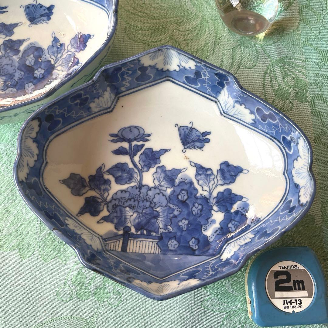古伊万里　染付　蝶々　牡丹　生垣　瓢箪　墨弾き　変形皿　2客