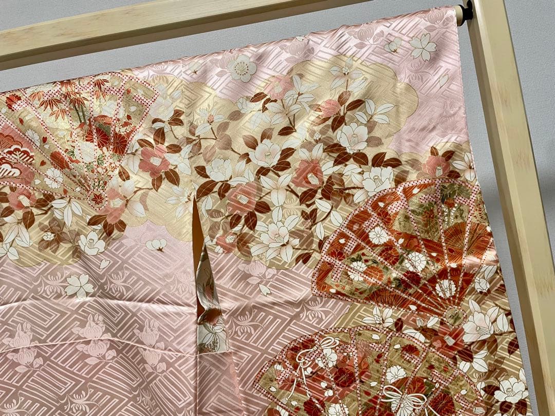 C 美品 吉澤友禅 扇に花々 金駒刺繍 金彩 淡い薄ピンク 正絹 袷 振袖 着物