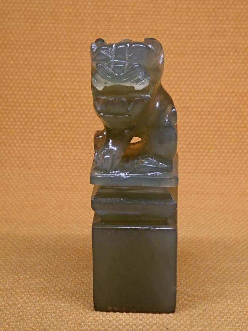 雕刻　獅子　玉石　翡翠　置物　インテリア　工芸品　美術品　A3430