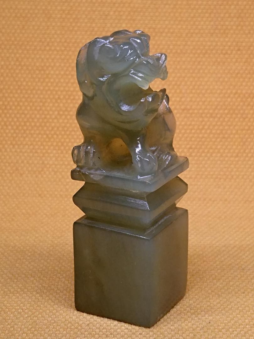 雕刻　獅子　玉石　翡翠　置物　インテリア　工芸品　美術品　A3430