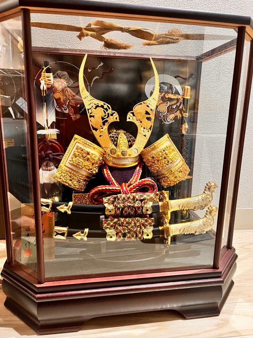 伝統的な五月人形 金色の兜と鎧