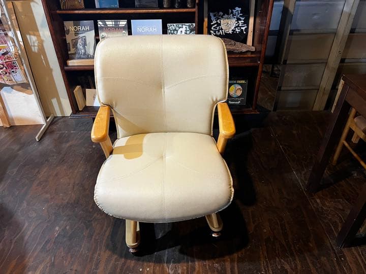 回転式キャスター付き椅子【販売価格は6000円　さいたま市内の方お届けします】