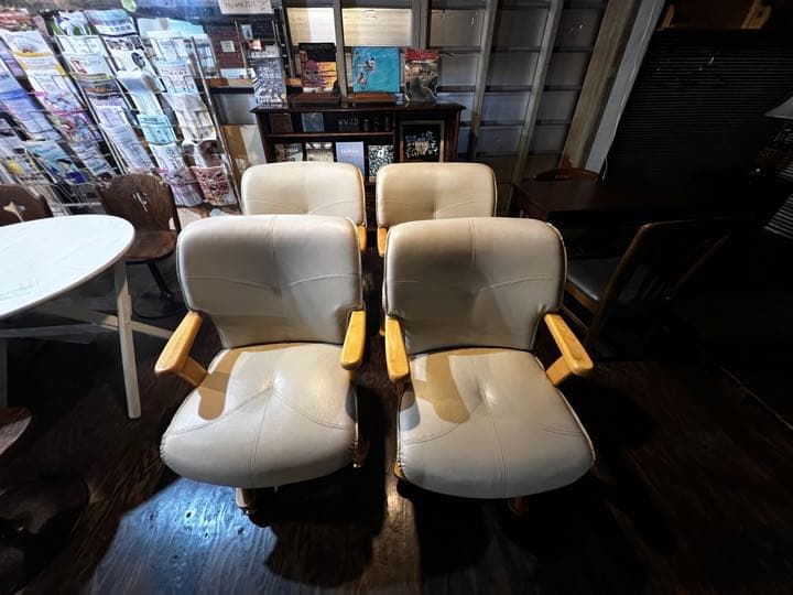 回転式キャスター付き椅子【販売価格は6000円　さいたま市内の方お届けします】