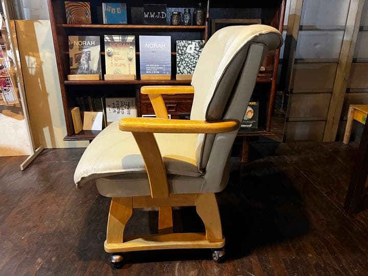 回転式キャスター付き椅子【販売価格は6000円　さいたま市内の方お届けします】