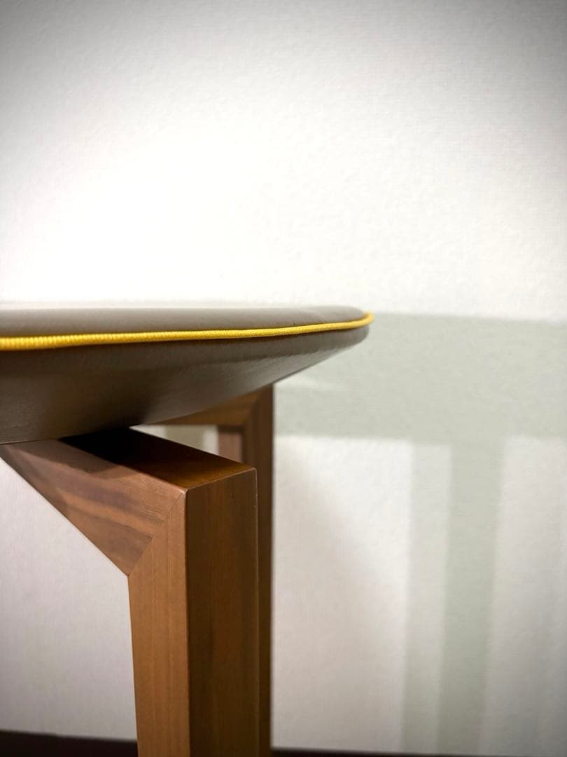 イタリア製 コーヒーテーブル φ40cm 無垢脚 レザートップ