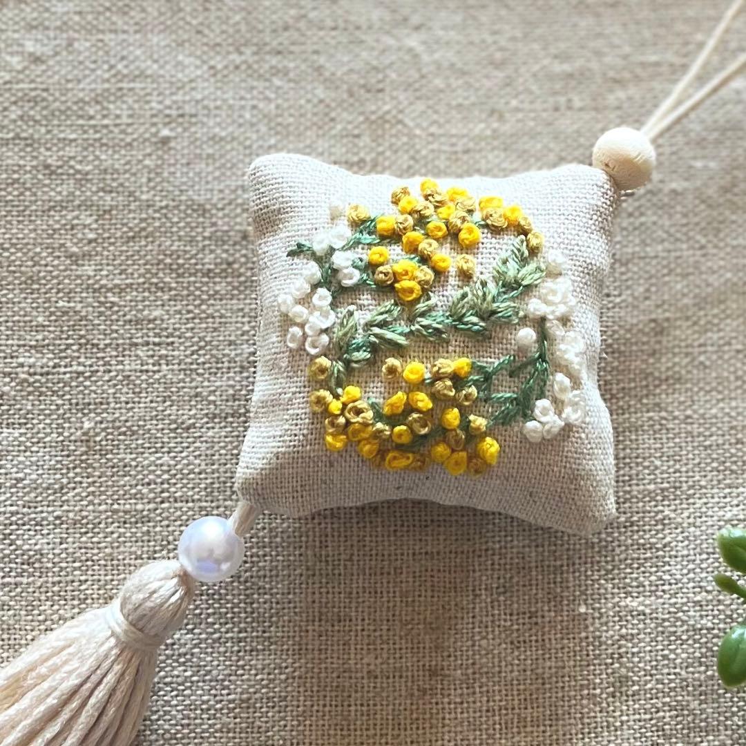 No.2304-48 タッセルスクエアサシェ 香り袋 ミモザのリース 黄色と白