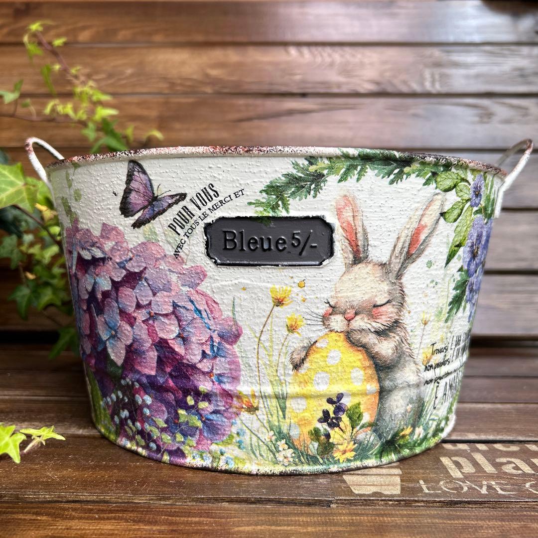 おみつさまご購入取手付き丸型プランター たまごを抱いたうさぎさん紫陽花とビオラ
