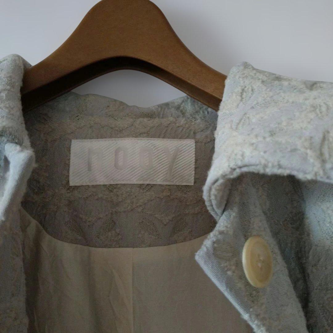 nooyボタン付きライトグレーコート