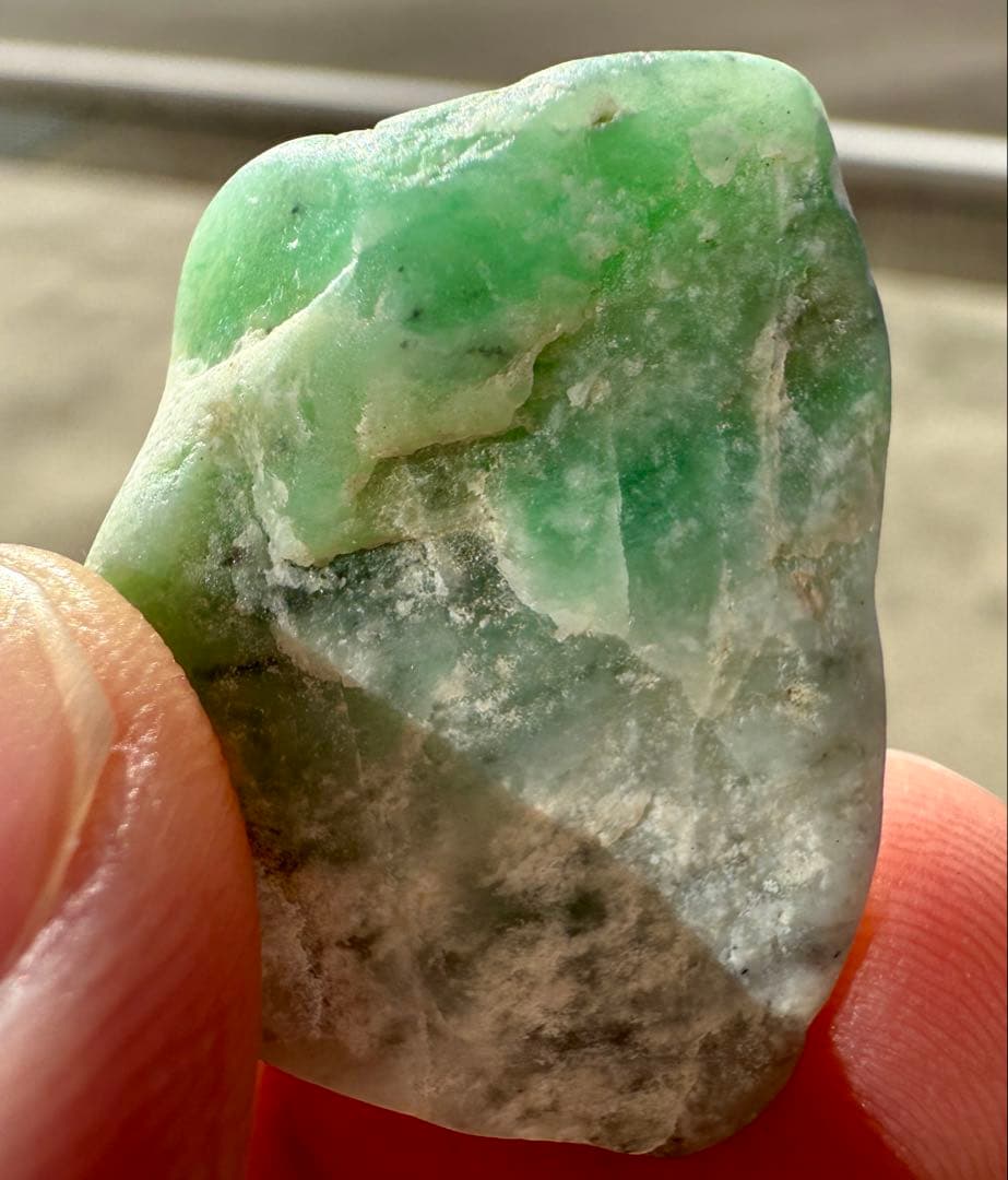 新潟県糸魚川市宮花海岸産ヒスイ輝石岩　海石