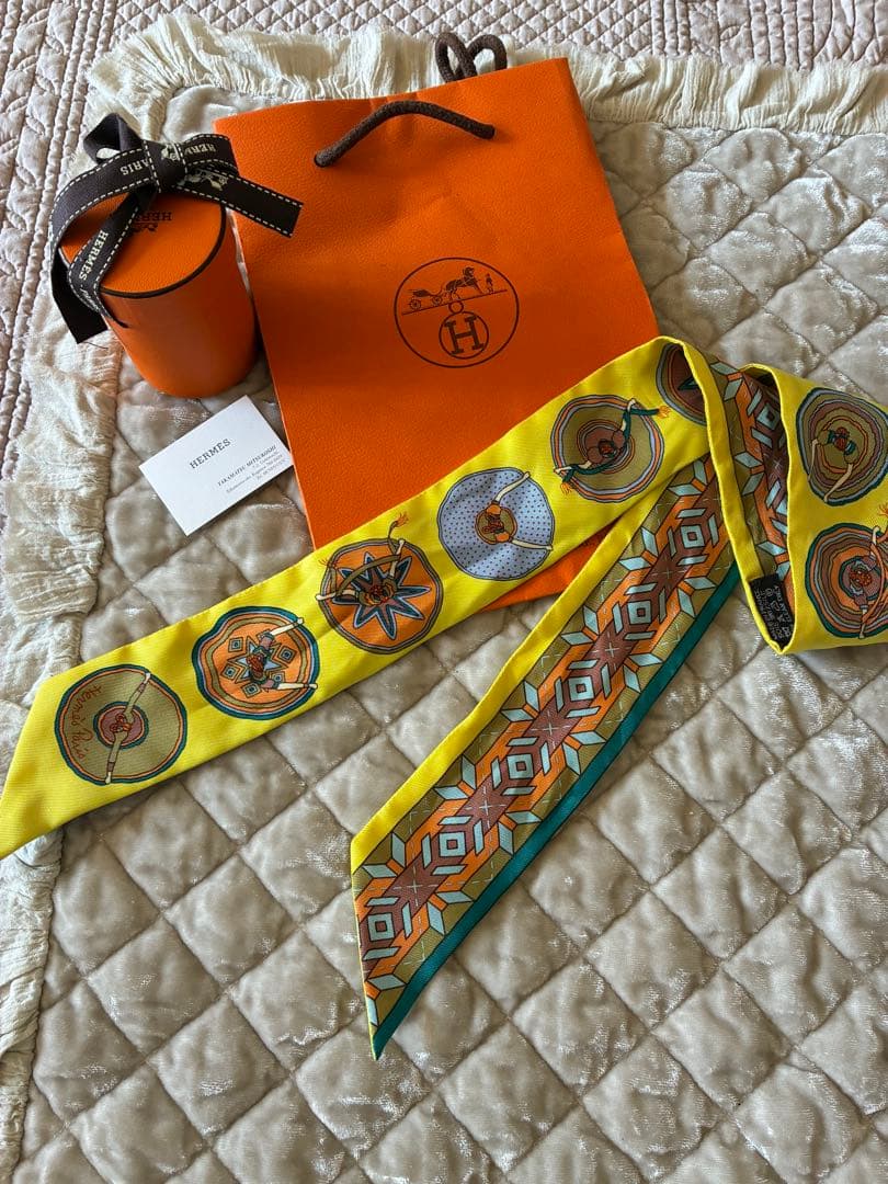 HERMES ツイリー　シルク100% イエロ幾何学模様