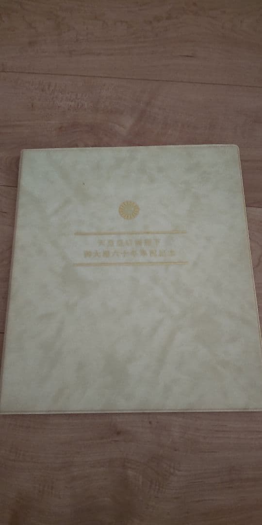 天皇陛下御在位60年記念メダル 銀色 装飾的なデザイン