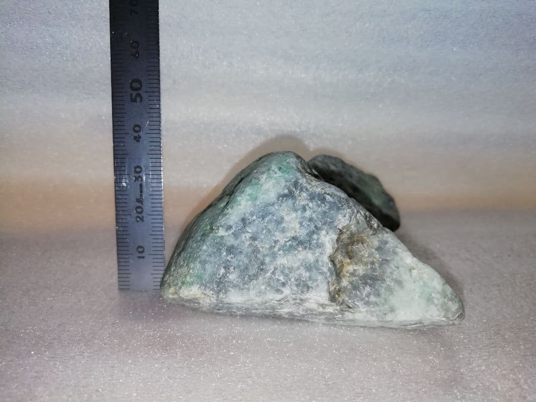 天然石　糸魚川　翡翠原石　213g