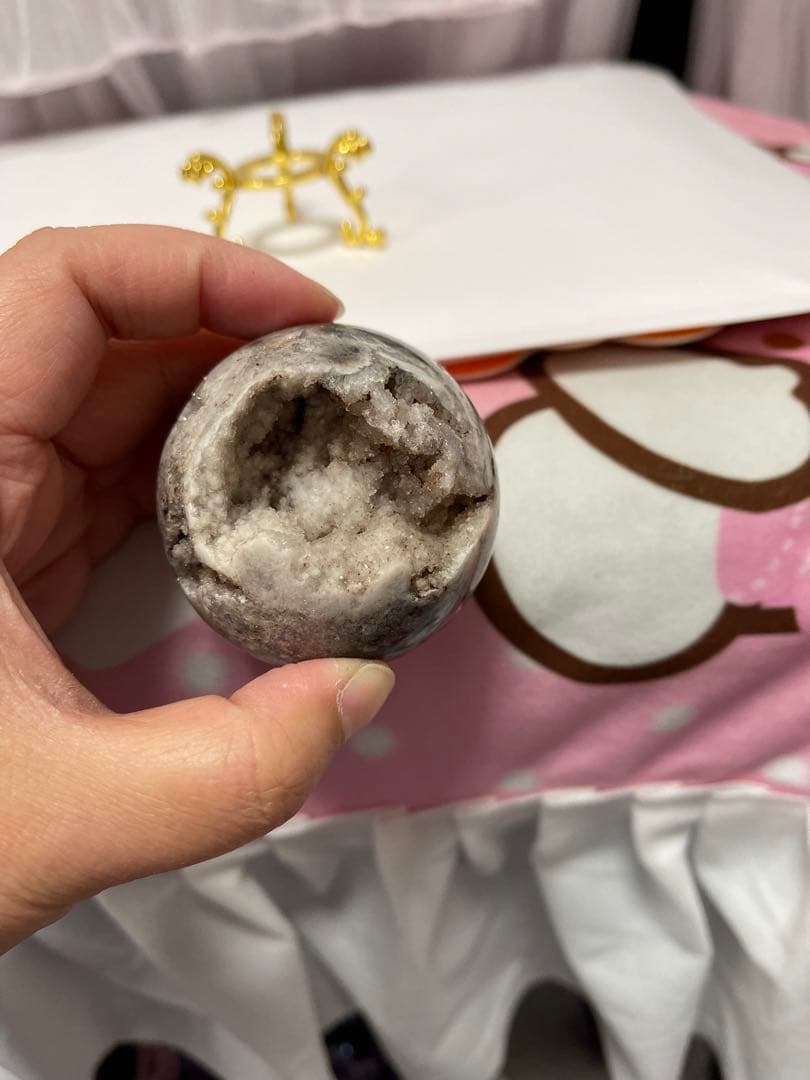 アメジスト　白い　丸玉　口笑原石（幸運水晶）台座付き