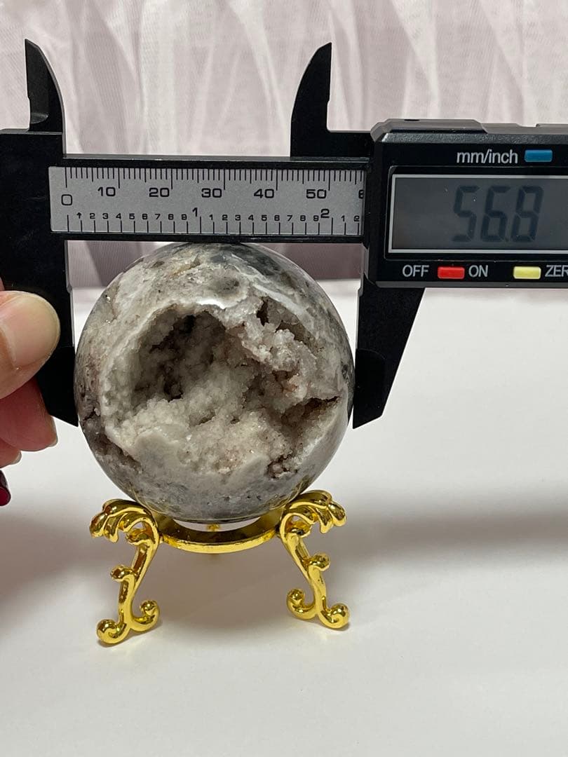 アメジスト　白い　丸玉　口笑原石（幸運水晶）台座付き