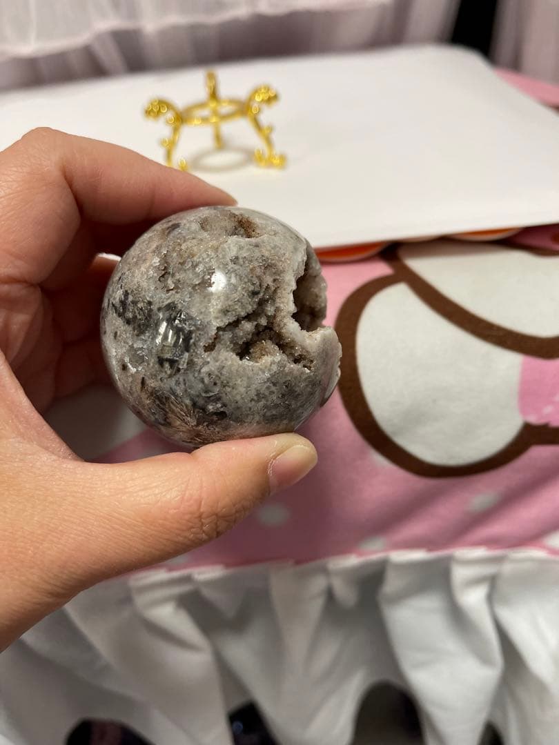 アメジスト　白い　丸玉　口笑原石（幸運水晶）台座付き