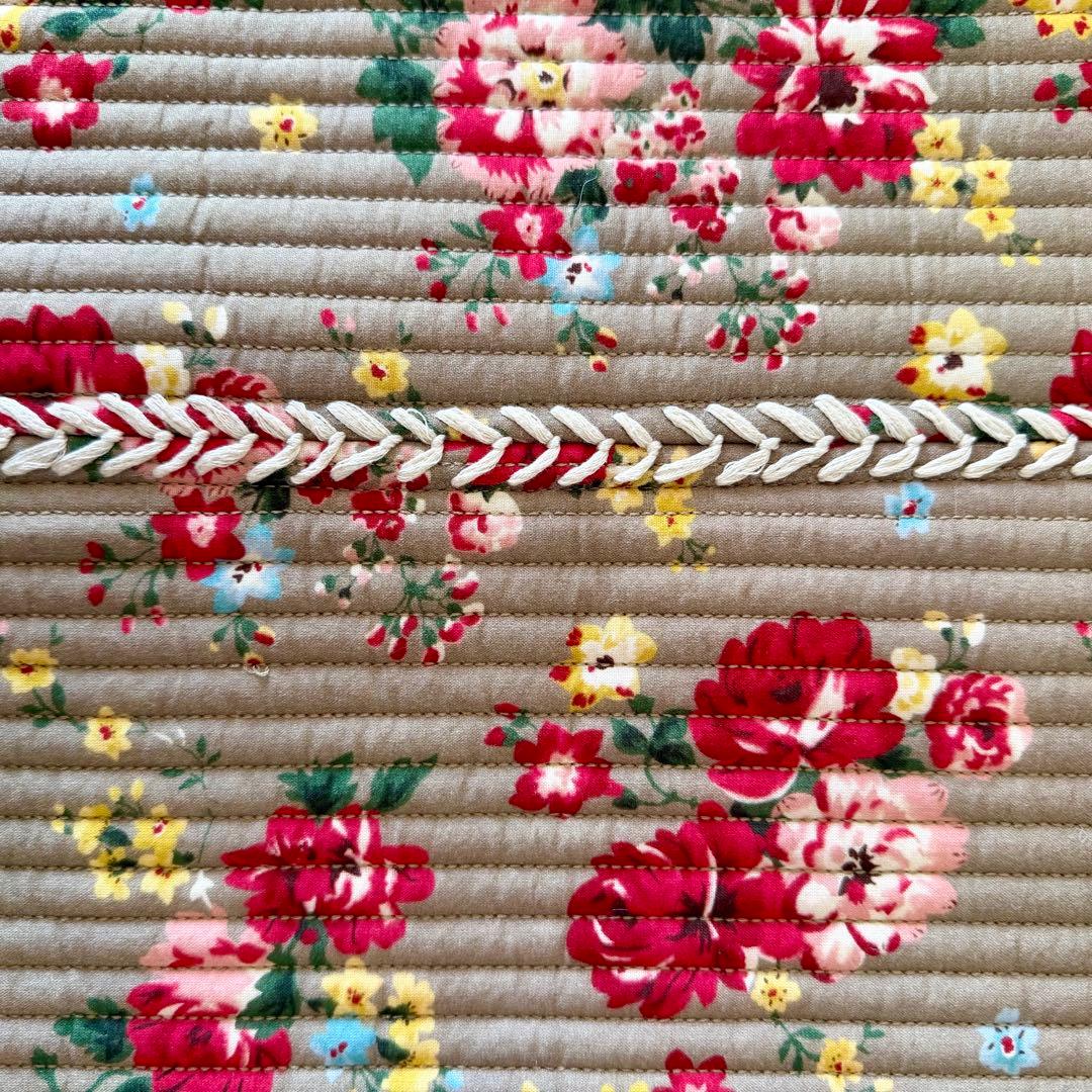 【未使用品】ハグオーワー Redアンティークフラワー キルティングブランケット