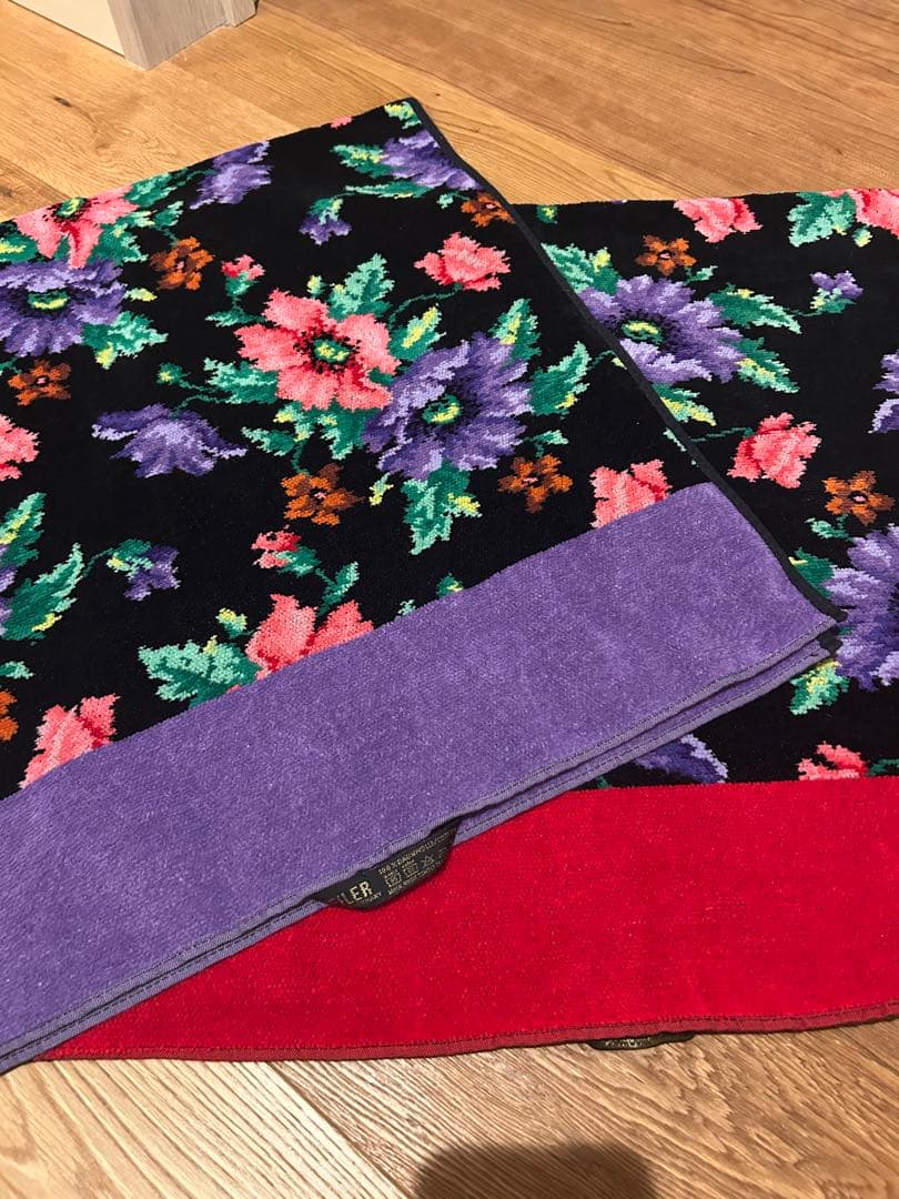 FEILER 花柄バスタオル 黒×紫、黒×赤