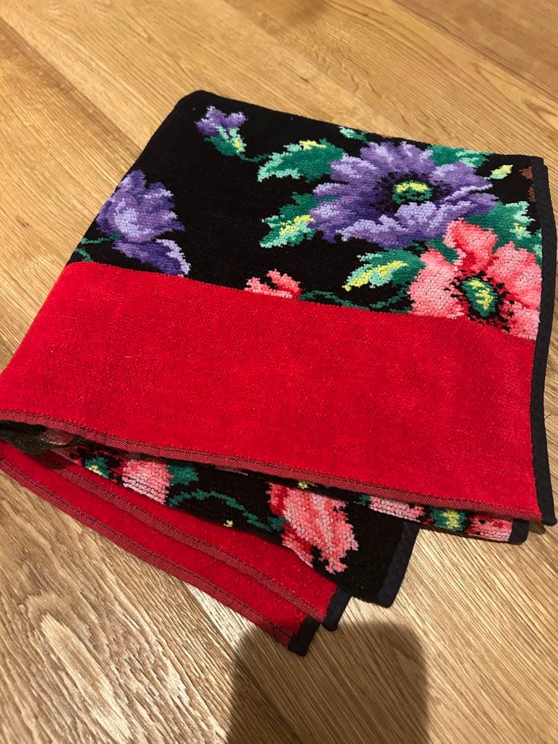 FEILER 花柄バスタオル 黒×紫、黒×赤