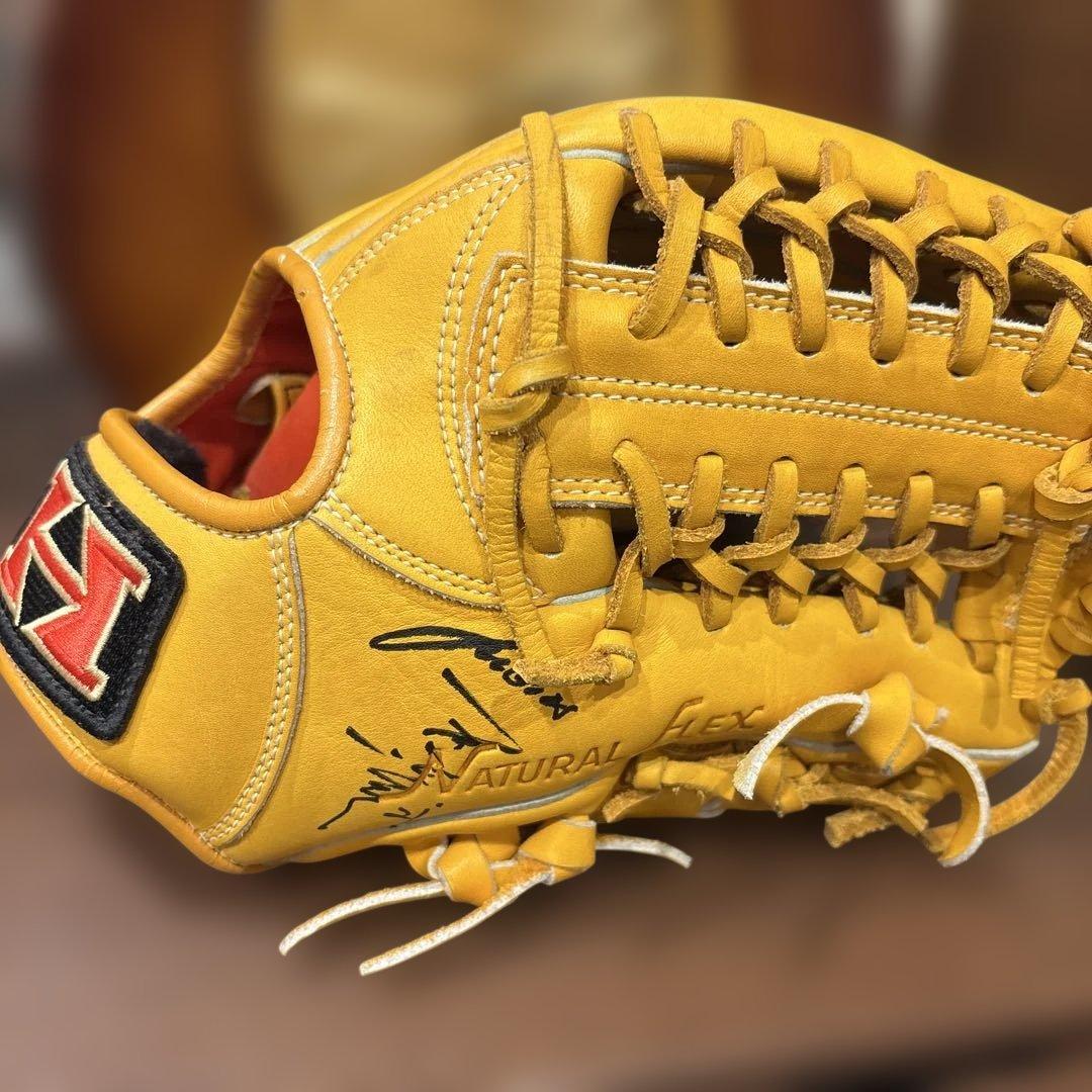 石井琢朗サイン入りグローブ