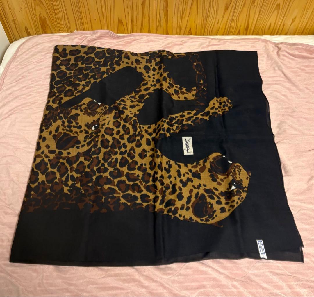 Yves Saint Laurent ヒョウ柄スカーフ