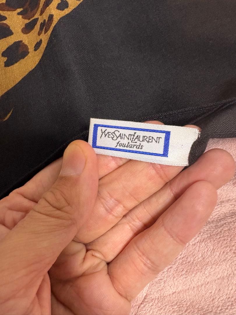 Yves Saint Laurent ヒョウ柄スカーフ