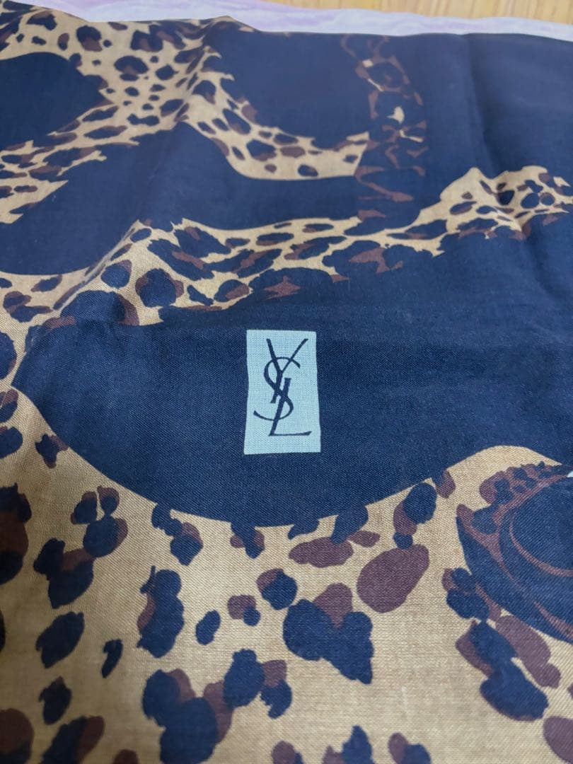 Yves Saint Laurent ヒョウ柄スカーフ
