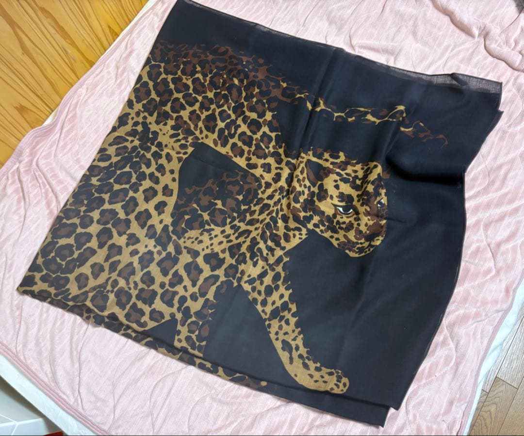 Yves Saint Laurent ヒョウ柄スカーフ