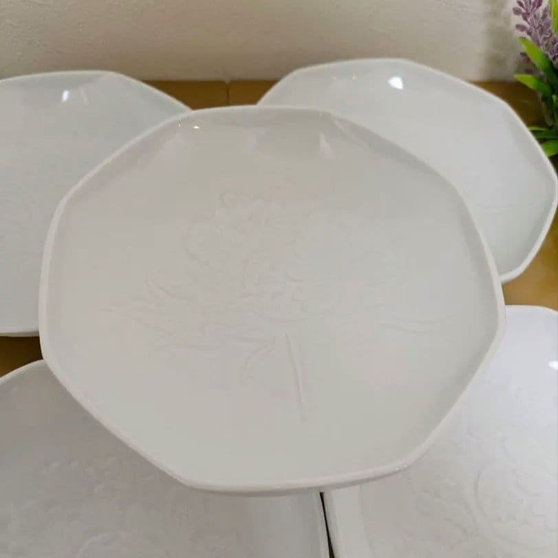 中村清六作　白磁手彫り牡丹絵六角皿佐賀県重要無形文化財](5客)　未使用