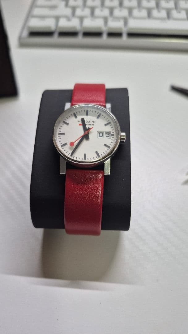◆美品◎MONDAINE モンディーン 腕時計 レザーバンド　赤