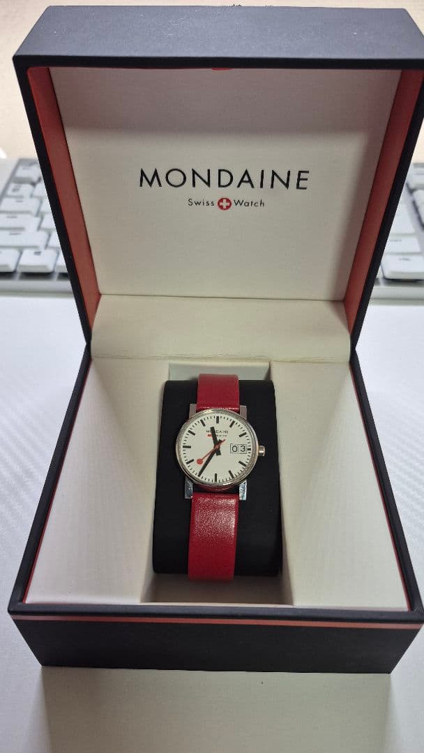 ◆美品◎MONDAINE モンディーン 腕時計 レザーバンド　赤