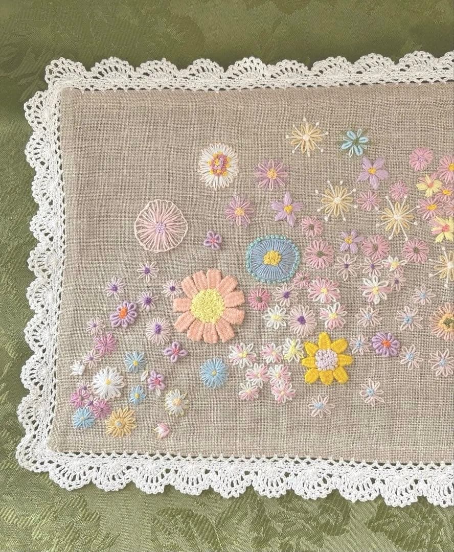 テーブルセンター手刺繍　縁取り手編みレース