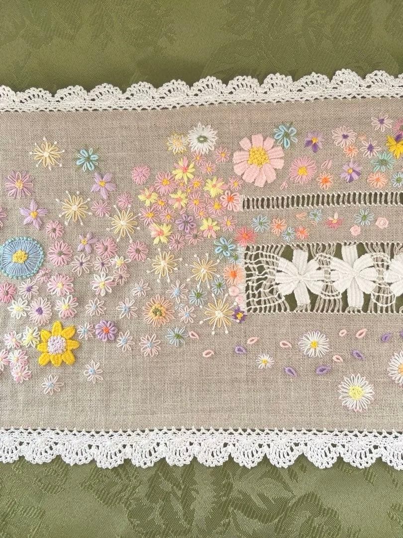テーブルセンター手刺繍　縁取り手編みレース