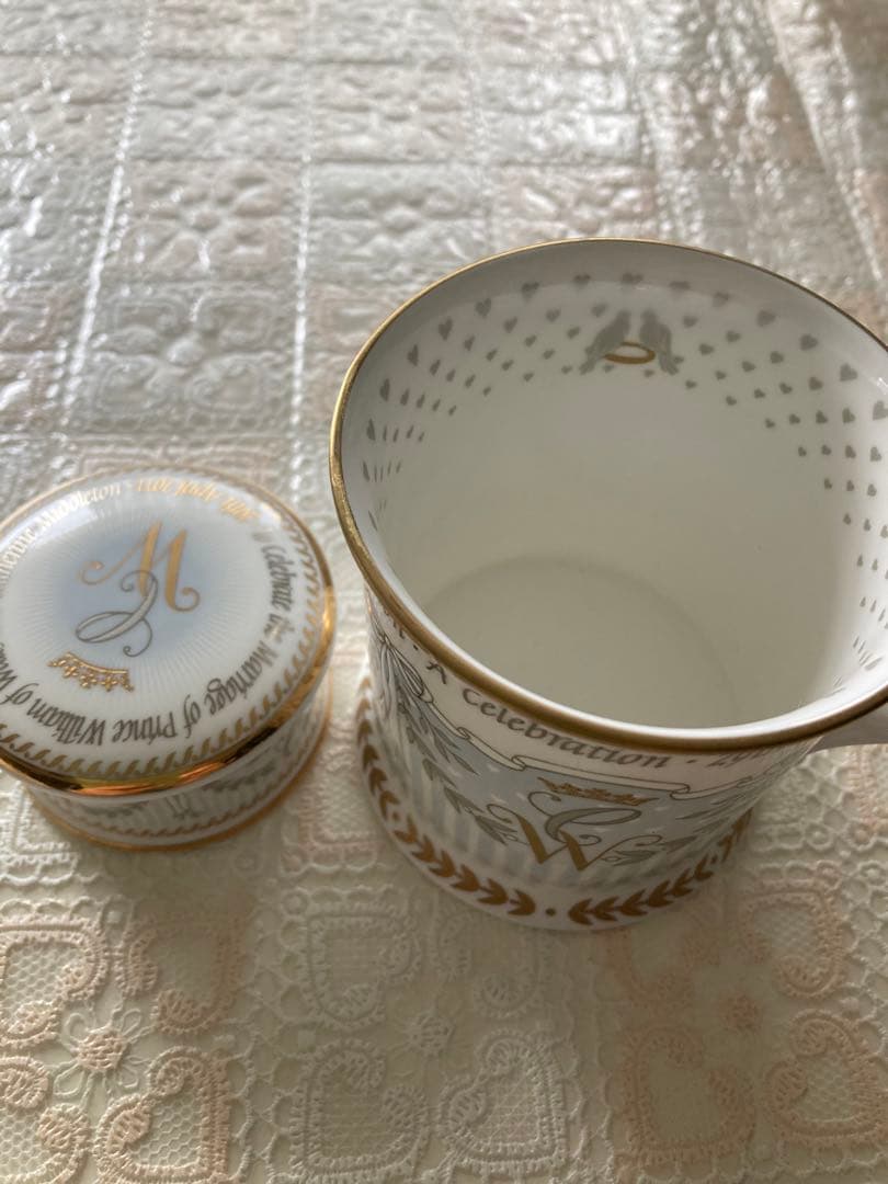 ロイヤルコレクションウィリアム王子とキャサリン妃の結婚記念のマグカップと小物入れ