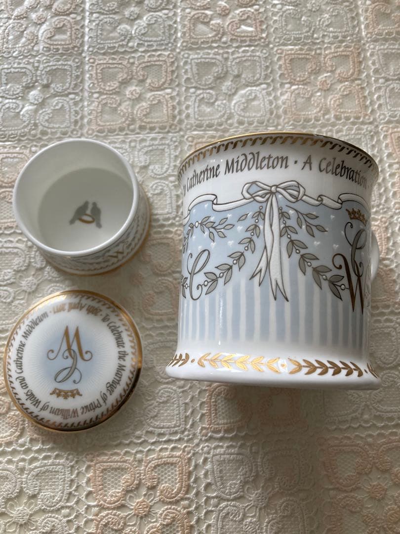 ロイヤルコレクションウィリアム王子とキャサリン妃の結婚記念のマグカップと小物入れ