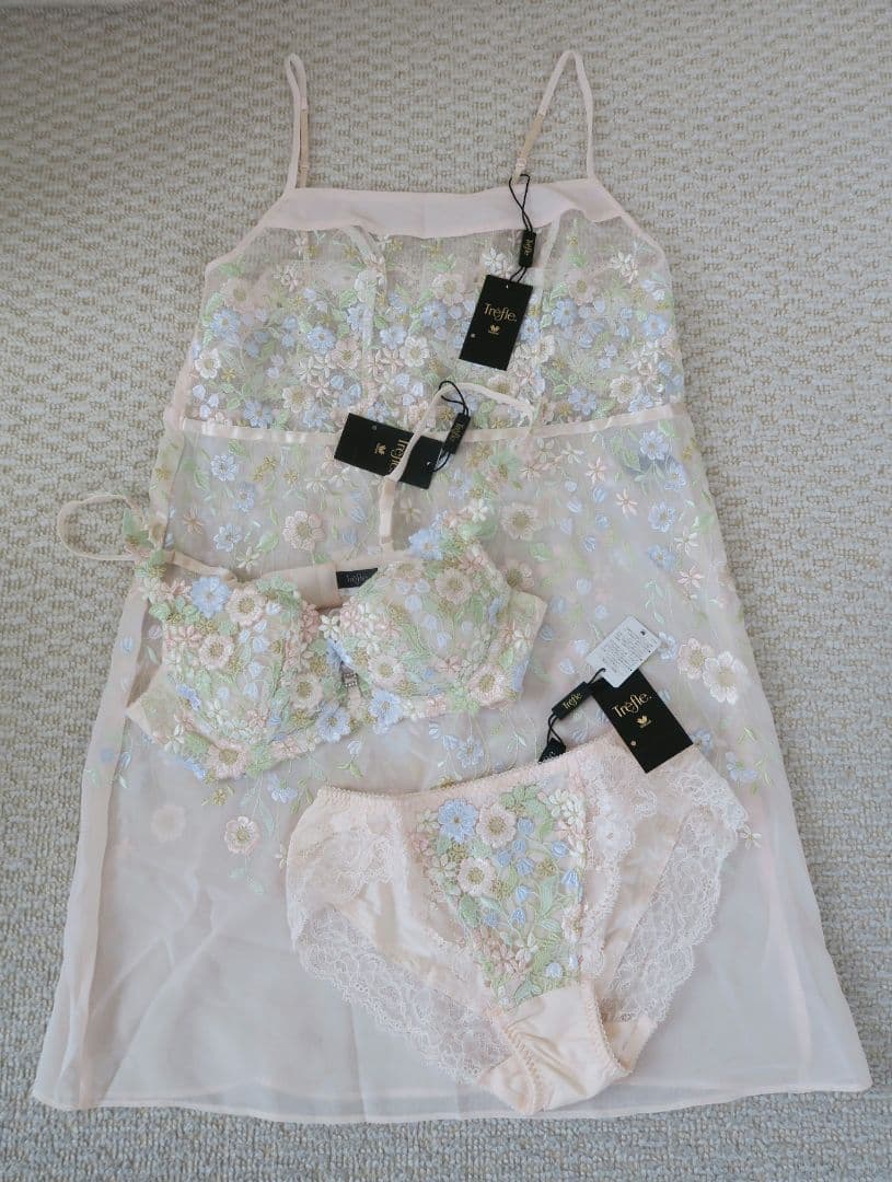 ワコール　トレフル　ブラジャーショーツキャミソール3点