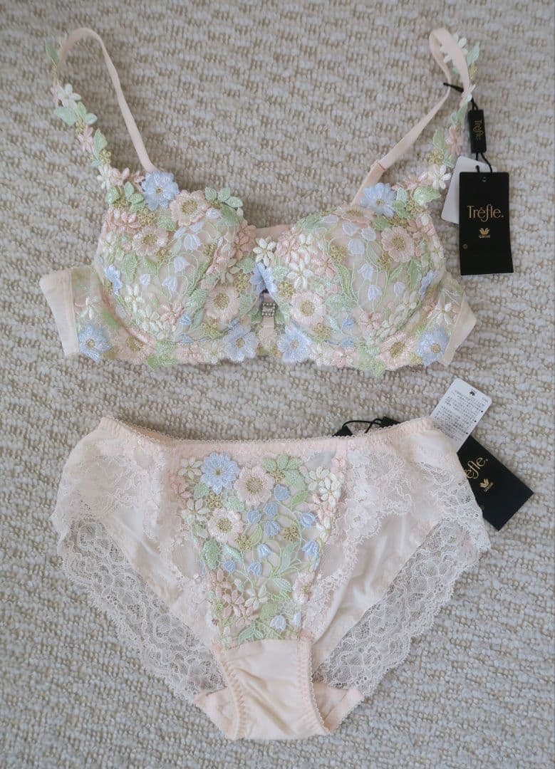 ワコール　トレフル　ブラジャーショーツキャミソール3点